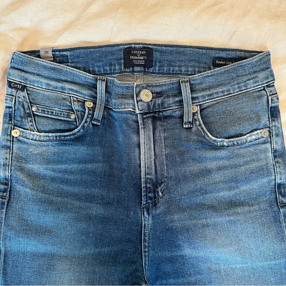 Citizens of Humanity “Rocket Crop” jeans in medium blue in size 26. - Picture 4 of 7